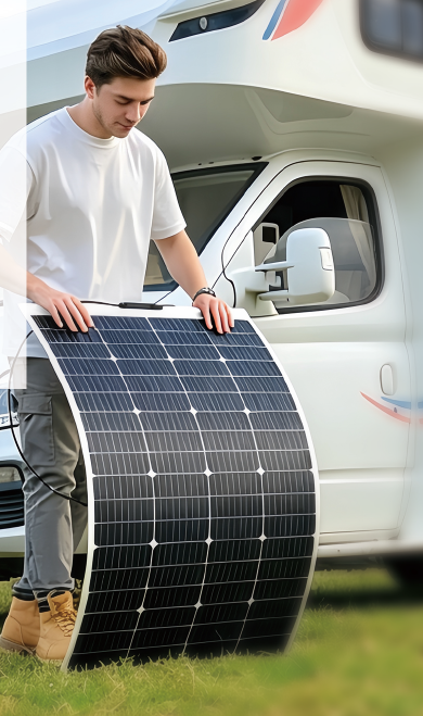 Panneau solaire flexible tenu près d’un camping-car