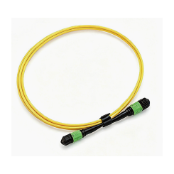 黄色盘绕 MPO 至 MPO 跳线；代表性配置